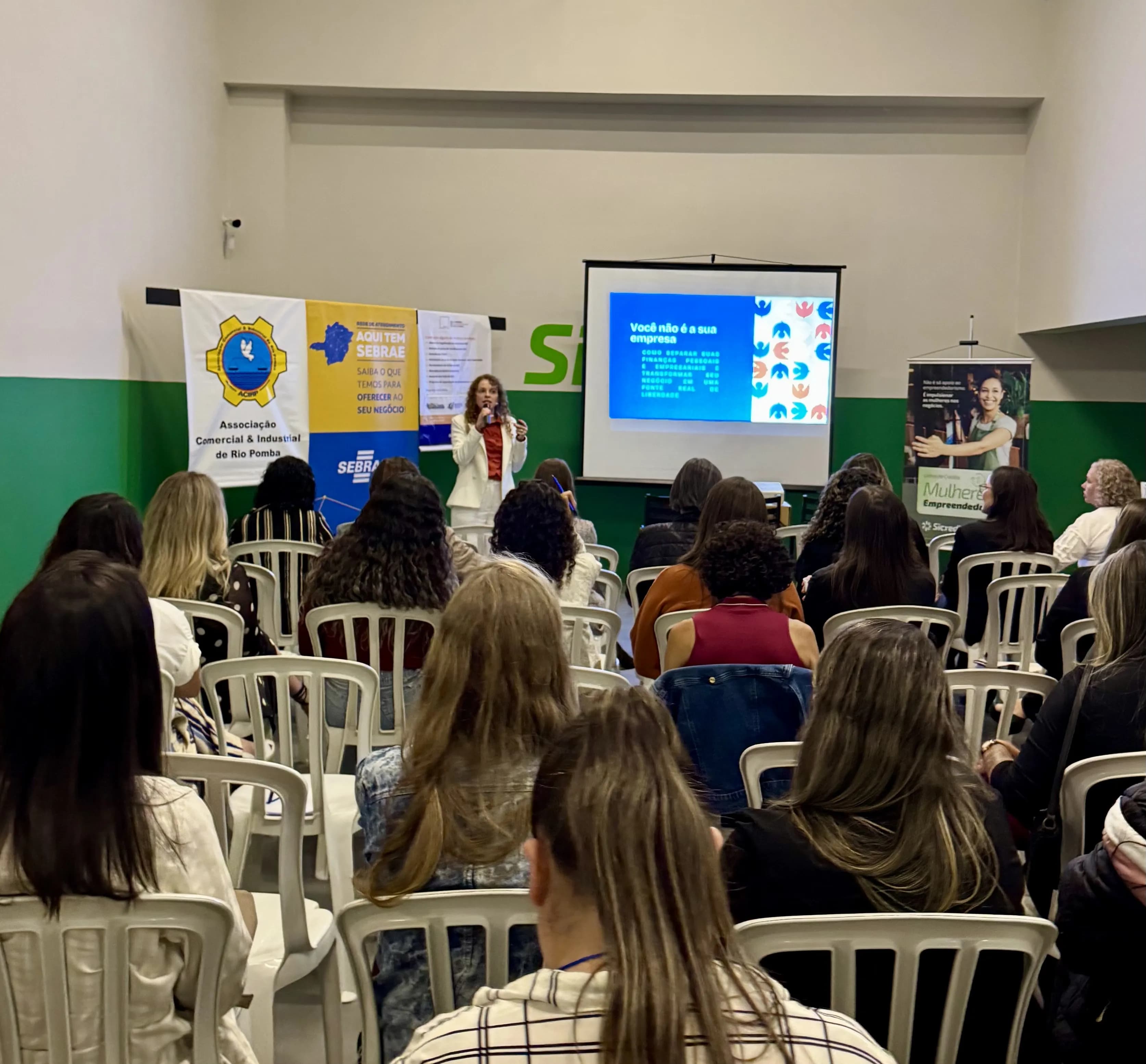 Aline da Costa Lourenço ministrando palestra para auditório
