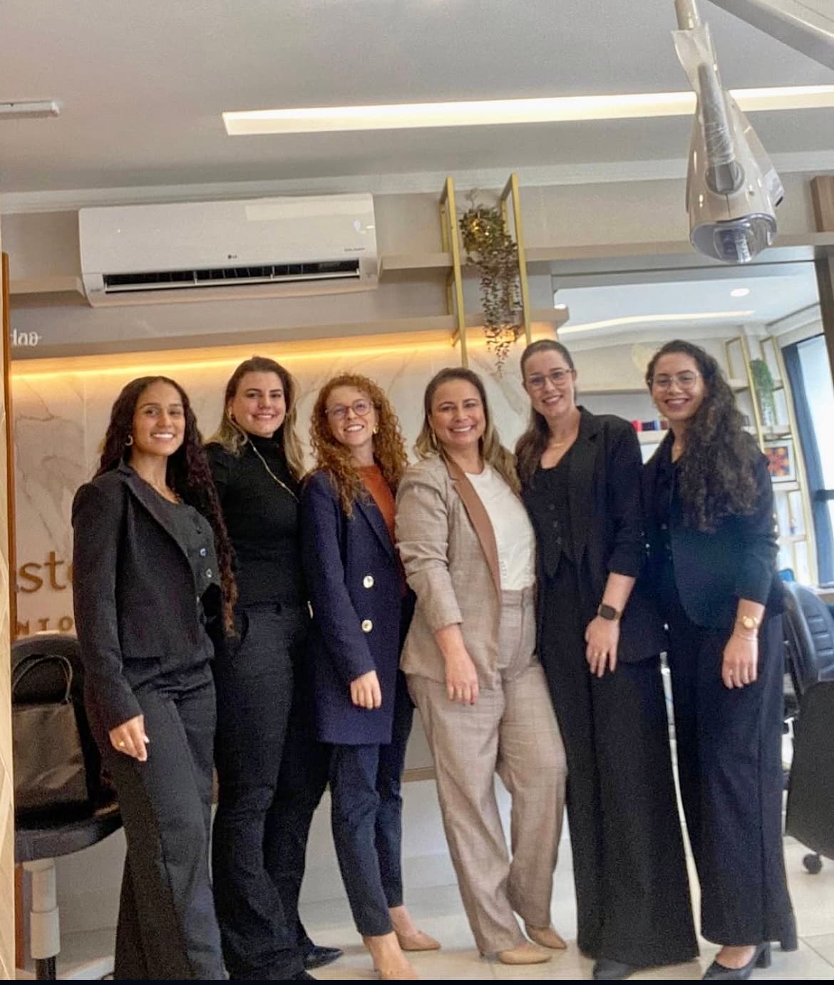 Aline da Costa Lourenço com equipe em ambiente profissional
